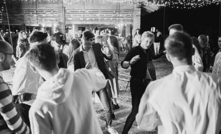 Ecstasy (MDMA): euforia de o noapte, riscuri reale (hipertermie), comedown și când să ceri ajutor